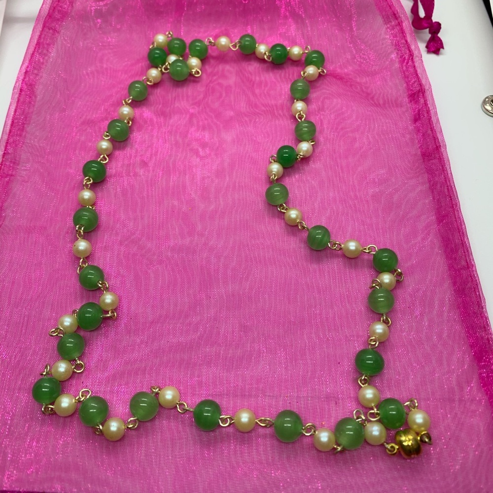 Vintage jade/pearl necklace. Magnetic closure